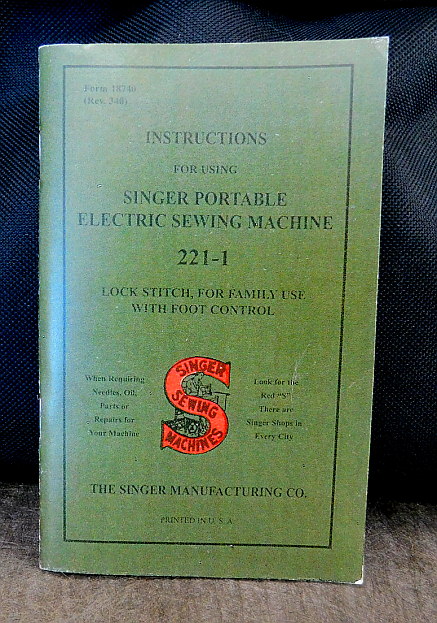 1953 Black Singer Featherweight 221 Sewing Machine (AL543762)
