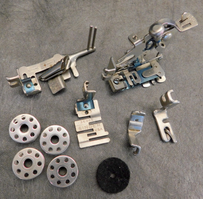 1953 Black Singer Featherweight 221 Sewing Machine (AL543762)