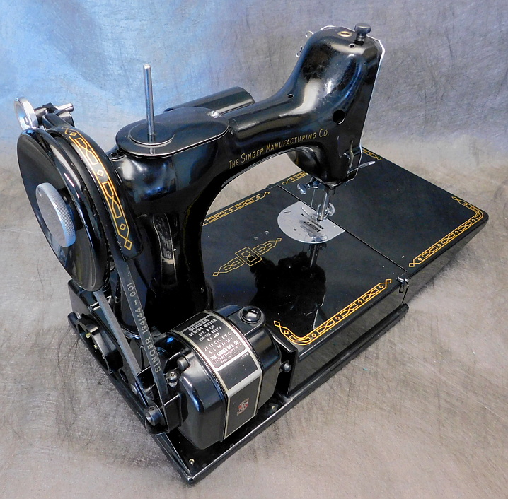 1954 Black Singer Featherweight 221 Sewing Machine AL711612