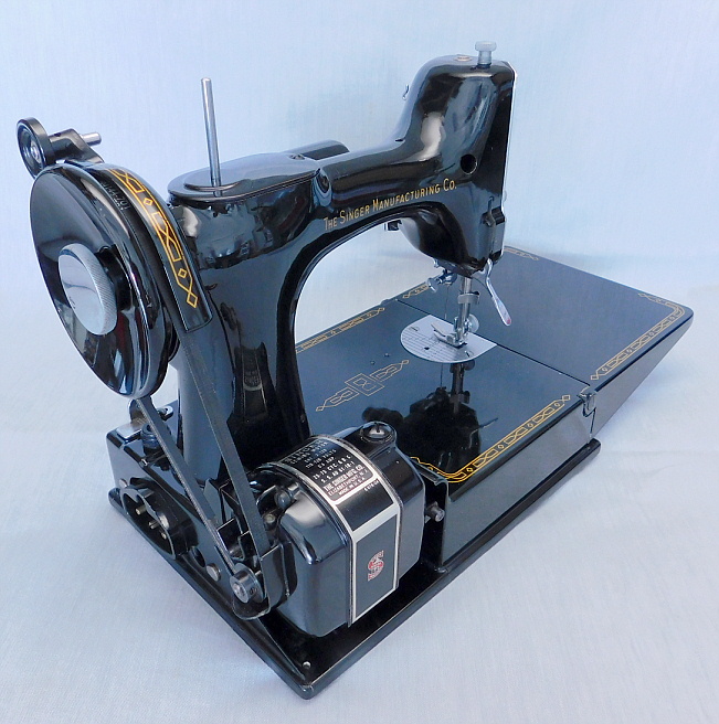 1957 Black Singer Featherweight 221 Sewing Machine (AM664046)