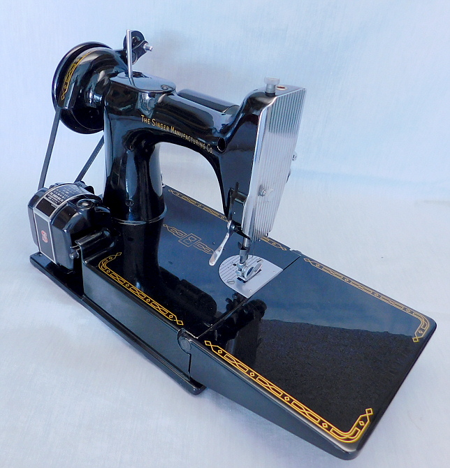 1957 Black Singer Featherweight 221 Sewing Machine (AM664046)