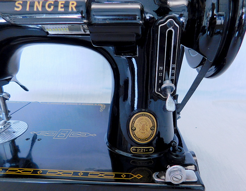 1957 Black Singer Featherweight 221 Sewing Machine (AM664046)