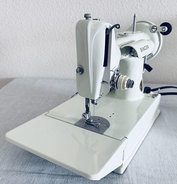 1964 White / Green Singer Featherweight 221K Sewing Machine EV904974
