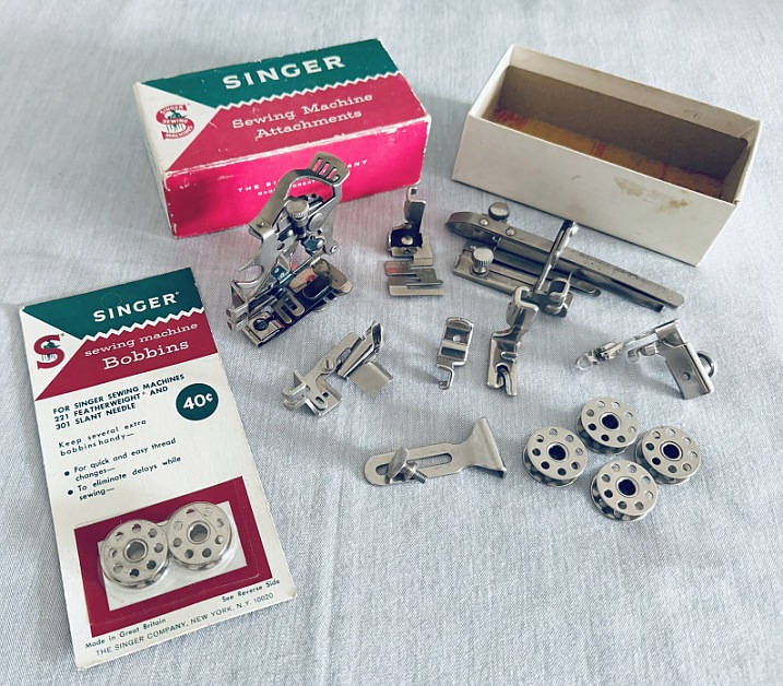 1964 White / Green Singer Featherweight 221K Sewing Machine EV904974