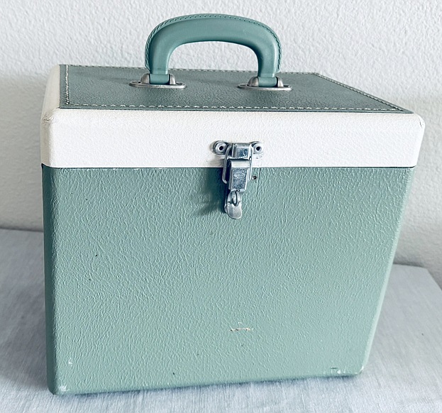 1964 White / Green Singer Featherweight 221K Sewing Machine EV904974
