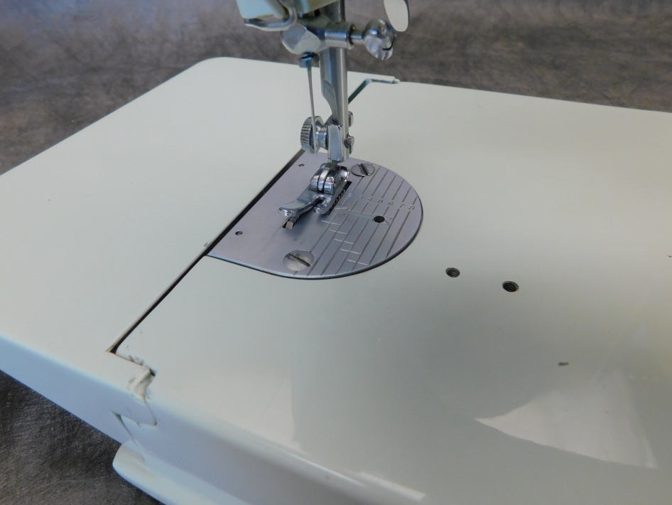 White 221K Singer Featherweight FA2058554