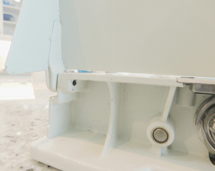 White 221K Singer Featherweight FA2058554