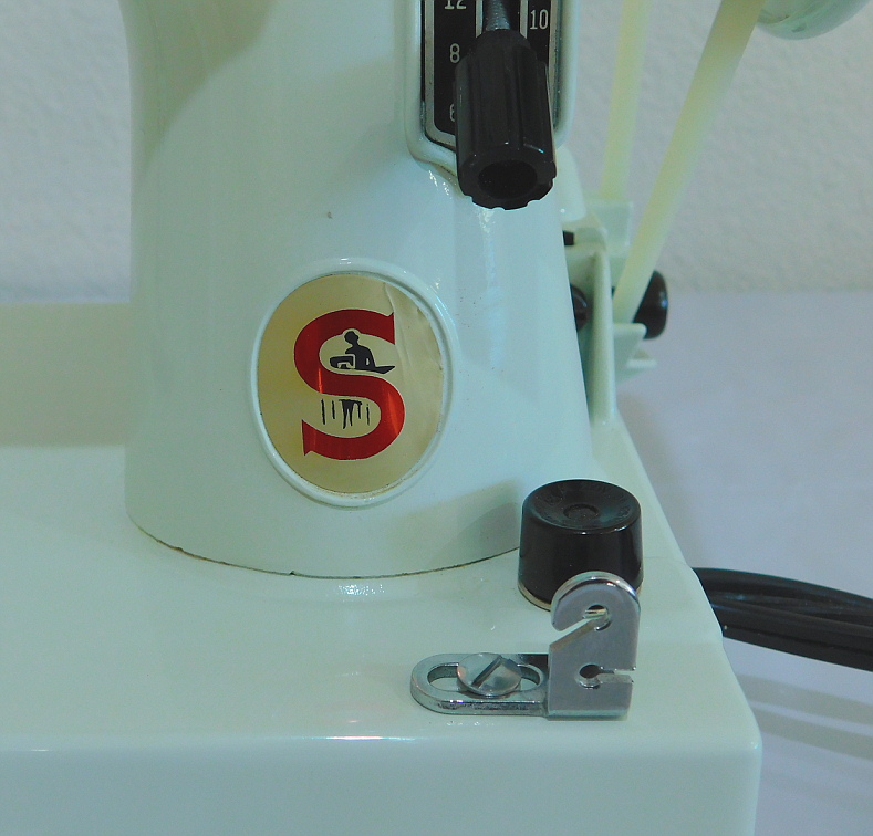 1968-69 White Singer Featherweight 221K Sewing Machine (FA231876)