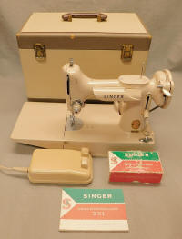 1961 Tan / Beige Singer Featherweight 221J Sewing Machine (JE154531)